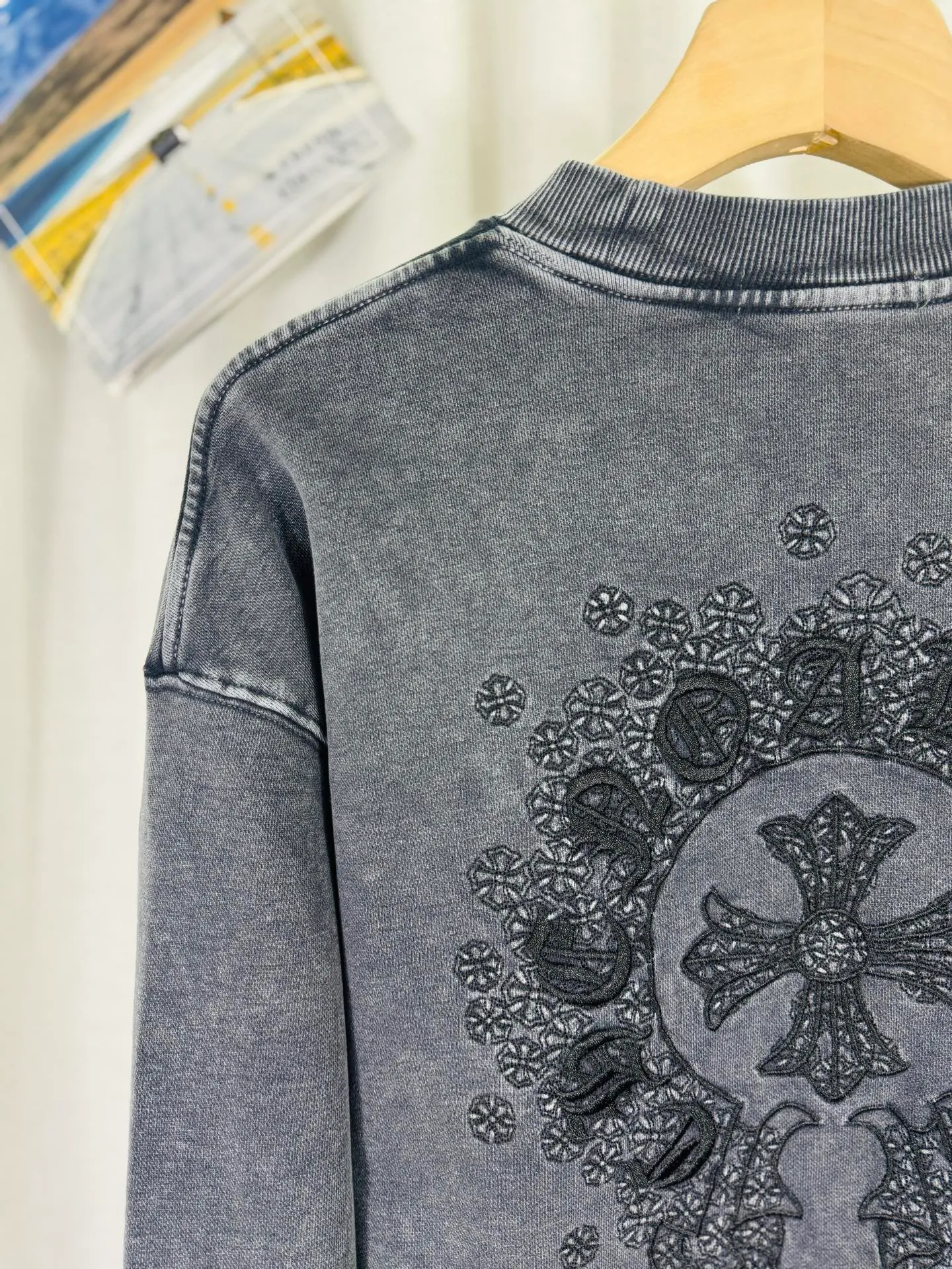 P270 top version, real shot without P, ​​different from market currency) 𝗖𝗵𝗿𝗼𝗺𝗲 𝗛𝗲𝗮𝗿𝘁𝘀/Cro Heart 2025 washed patch embroidery autumn and winter new original single counter American laser burnt 3D three-dimensional color embroidered couple casual sweatshirt 👑The highest version! Customized fabric 430g tripe terry fabric! American acid-washed and distressed original fabric laser burnt ✟appliqué embroidery and exquisite embroidery of letters! The best-selling model in the counter, very comfortable to wear. Accessories: original molded and authenticated collar label➕100% silk wash label. Genuine purchase-grade original hangtag➕matching hanging rope➕3D hanging beads➕original packaging bag. Craftsmanship: The original version has consistent wiring! The highest version of the armhole matching technique! Color: Gray Black Size: S M L XL Style No.: 9301
